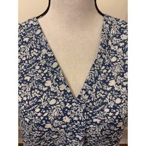Monday Fun Blue & White Floral V-Neck Short Sleeve Blouse | Size M